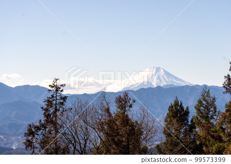 Mt.Fuji seen from Mt.Takao from Mt.Jinba in winter Mt.Fuji seen from Mt.Takao from Mt.Jinba in winter 99573399