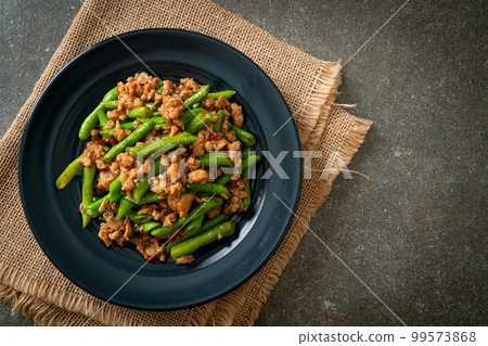 stir-fried french bean or green bean with minced pork stir-fried french bean or green bean with minced pork 99573868