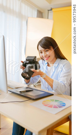 female photographer take pictures female photographer take pictures 99573948