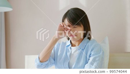 woman has allergy with eyes 99574044