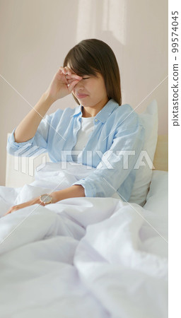 woman has allergy with eyes 99574045