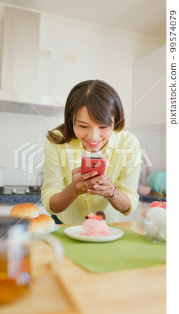 female photographer take pictures 99574079