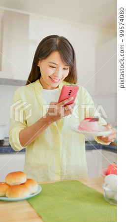 female photographer take pictures 99574080