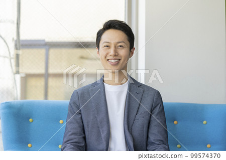 Portrait of a man in his 30s smiling at the camera 99574370