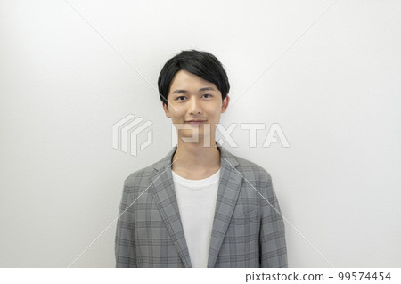 Portrait of a young man smiling looking at the camera 99574454