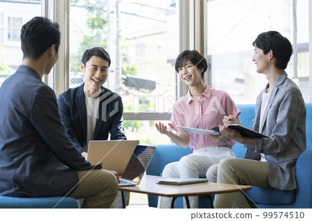 Casual business meeting image 99574510
