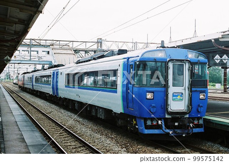 Kiha 183 series limited express Sarobetsu train stopping at Takikawa Kiha 183 series limited express Sarobetsu train stopping at Takikawa 99575142