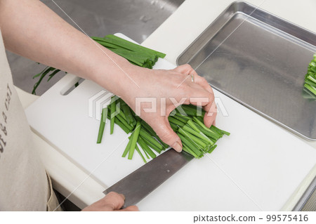 [將切碎的韭菜盛入盤中] 99575416