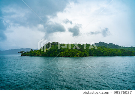 Scenery of Lake Towada on a sightseeing boat (Aomori Prefecture) 99576027