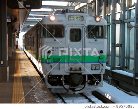 雪中停在帶廣站的柴油車 99576083
