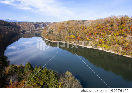 Aerial photography of "Lake Eniwa" in autumn with a drone 99576151