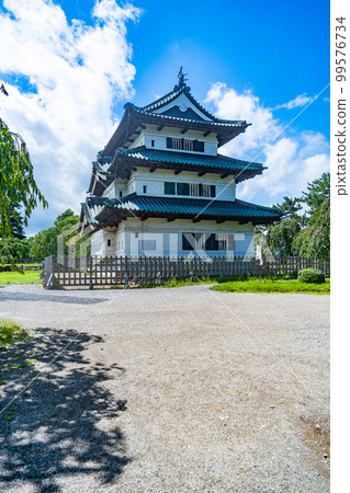 Hirosaki Castle tower in sunny weather (Hirosaki City, Aomori Prefecture) Hirosaki Castle tower in sunny weather (Hirosaki City, Aomori Prefecture) 99576734
