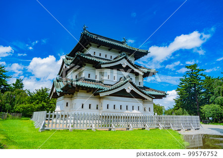 晴天時的弘前城（青森縣弘前市） 99576752
