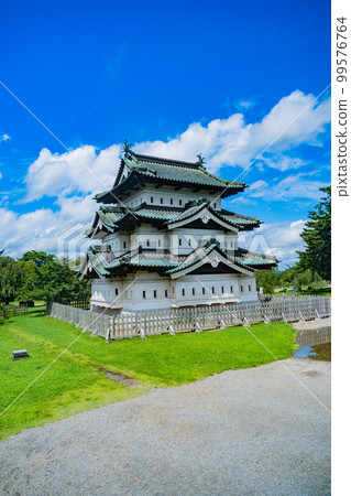 晴天時的弘前城（青森縣弘前市） 99576764