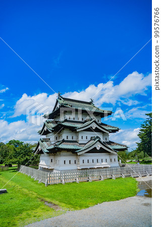 晴天時的弘前城（青森縣弘前市） 99576766