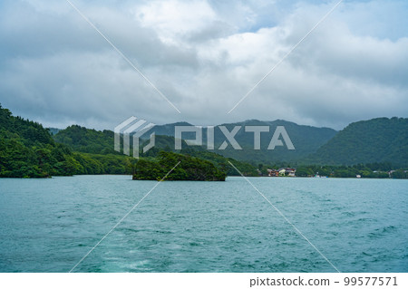 Scenery of Lake Towada on a sightseeing boat (Aomori Prefecture) 99577571