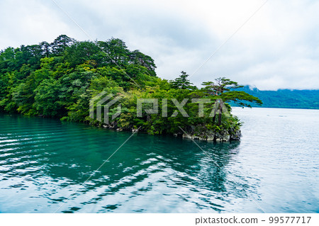 Scenery of Lake Towada on a sightseeing boat (Aomori Prefecture) 99577717