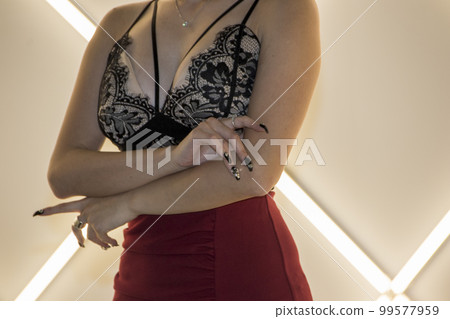 The upper body of a model who folds her arms in front of her chest 99577959