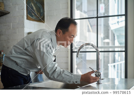 The man who came to repair the water supply The man who came to repair the water supply 99578615
