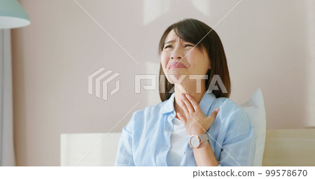 woman has allergy in winter 99578670