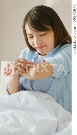 woman has dry skin 99578673