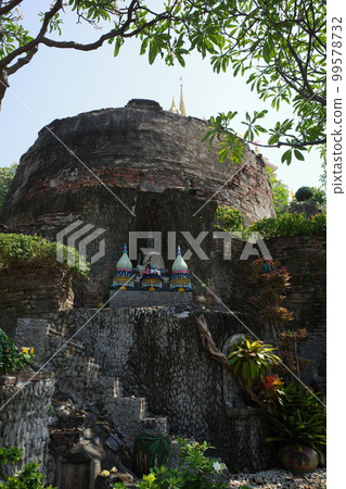 泰國金山寺內的佛像 泰國金山寺內的佛像 99578732
