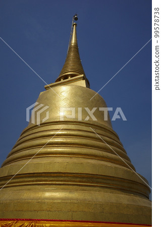 The golden pagoda of Wat Saket in Thailand against the blue sky 99578738
