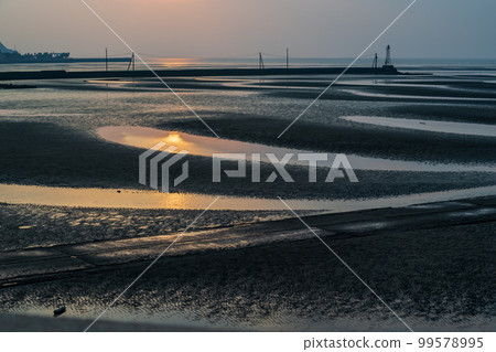 Sunset scenery dyed on the shore of the landscape at dusk Sunset scenery dyed on the shore of the landscape at dusk 99578995