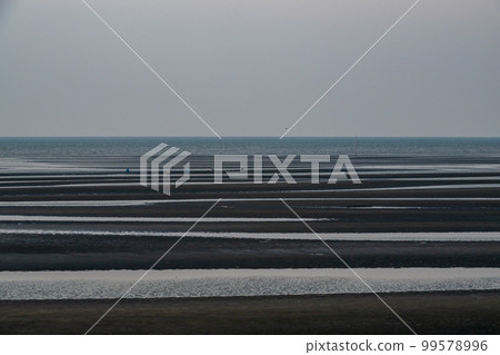 Sunset scenery dyed on the shore of the landscape at dusk Sunset scenery dyed on the shore of the landscape at dusk 99578996