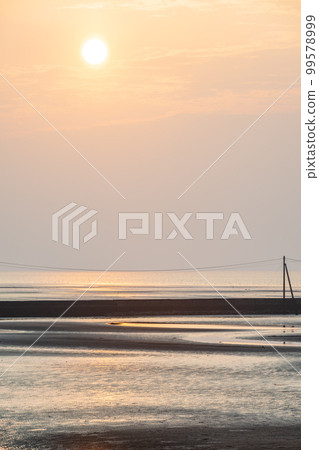 Sunset scenery dyed on the shore of the landscape at dusk Sunset scenery dyed on the shore of the landscape at dusk 99578999