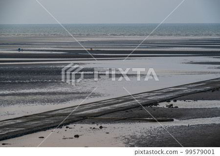Sunset scenery dyed on the shore of the landscape at dusk 99579001