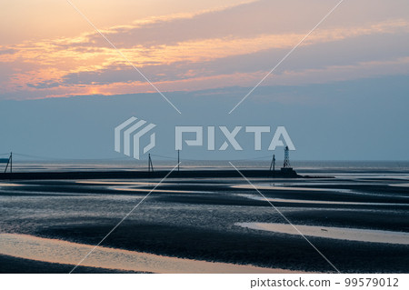 Sunset scenery dyed on the shore of the landscape at dusk Sunset scenery dyed on the shore of the landscape at dusk 99579012