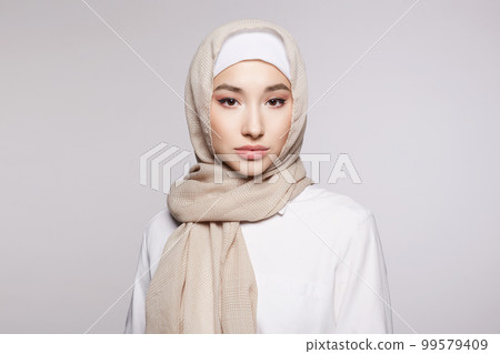 beautiful islamic young woman with Make-up. beauty girl in hija beautiful islamic young woman with Make-up. beauty girl in hija 99579409