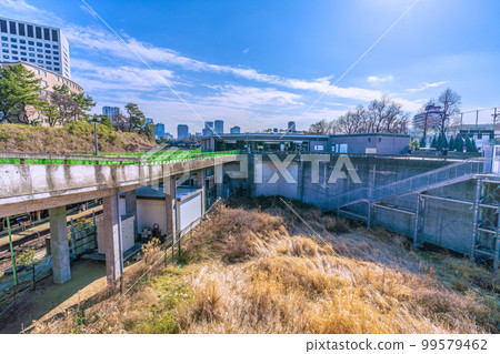 日本東京的城市景觀，俯瞰四谷站。後面可以看到六本木Hills 99579462