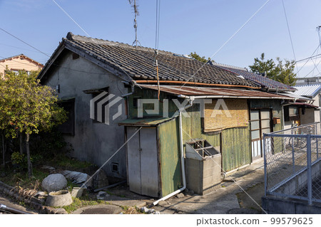 old house in residential area 99579625