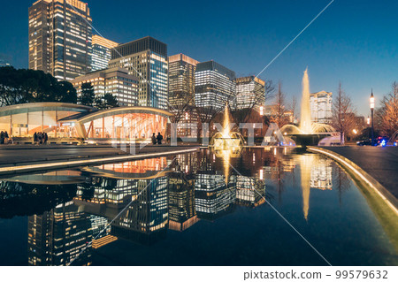 [東京]和田倉噴泉公園與丸之內的美麗倒影和摩天大樓 99579632