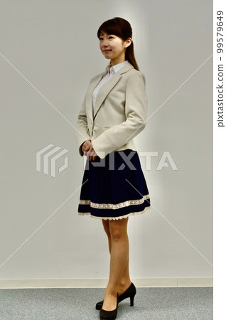 斜著站著的女人 99579649
