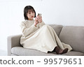 坐在沙發上用智能手機思考的女人 99579651