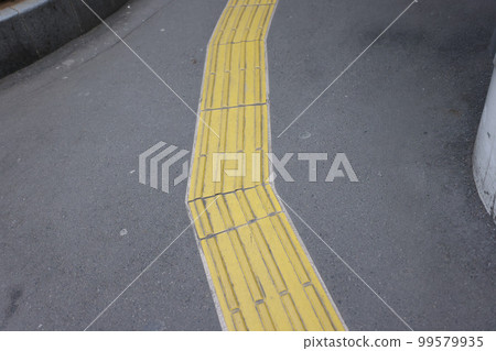 冬季/早春道路人行道和触覺塊 冬季/早春道路人行道和触覺塊 99579935