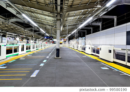 代代木上原站，小田急線和千代田線的清晨站台 99580190