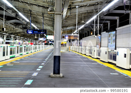 代代木上原站，小田急線和千代田線的清晨站台 99580191
