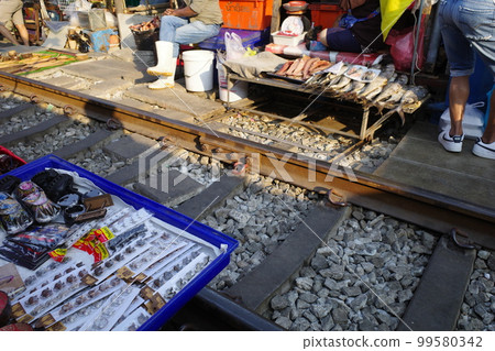 泰國美功鐵路市場出售的商品 99580342