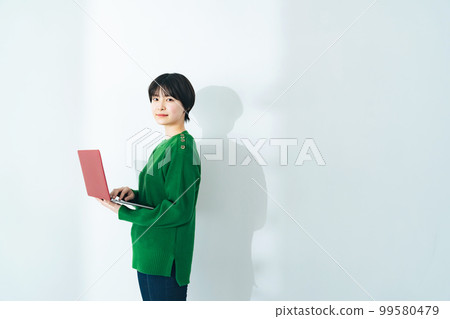 一位帶著筆記本電腦 IT 學生的年輕女子 99580479