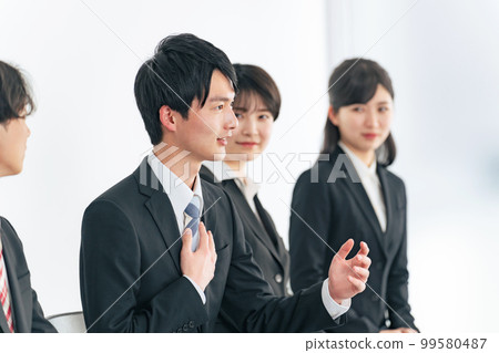 Job hunting students who talk about their enthusiasm in a group interview 99580487
