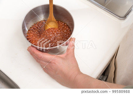 [將洗淨的三文魚子浸泡在醬汁中] 99580988