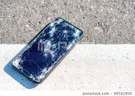 掉落時屏幕壞了的智能手機 99582408