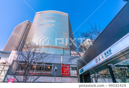 日本東京城市景觀銀座站和 Sukiyabashi 十字路口前的 Yurakucho Marion 99582429