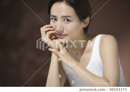 Young woman beauty 99583373