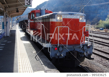 Suigun Line Hitachidaigo Station DE10 construction train 99583625