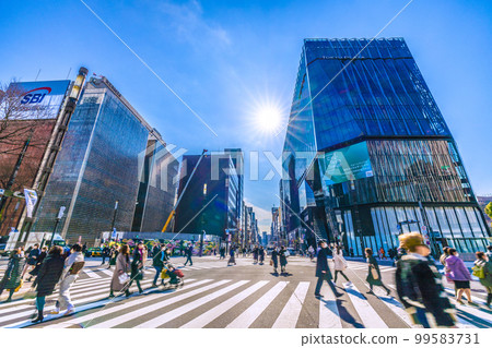 在日本 Sukiyabashi 十字路口的東京城市景觀。你會擺脫面具妄想的詛咒嗎?室外或室內都不需要面具! = 20 天 在日本 Sukiyabashi 十字路口的東京城市景觀。你會擺脫面具妄想的詛咒嗎?室外或室內都不需要面具! = 20 天 99583731